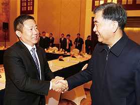 十九屆中央政治局常委，第十三屆全國政協(xié)主席汪洋與周海江握手合影